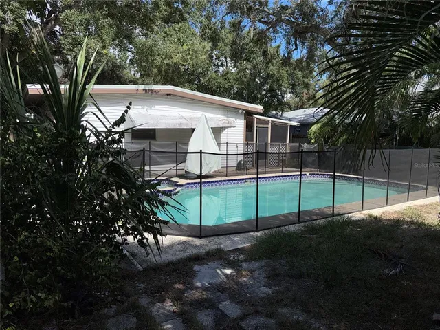 a view of a backyard