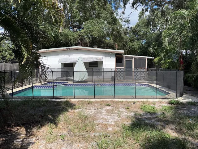 a view of a backyard