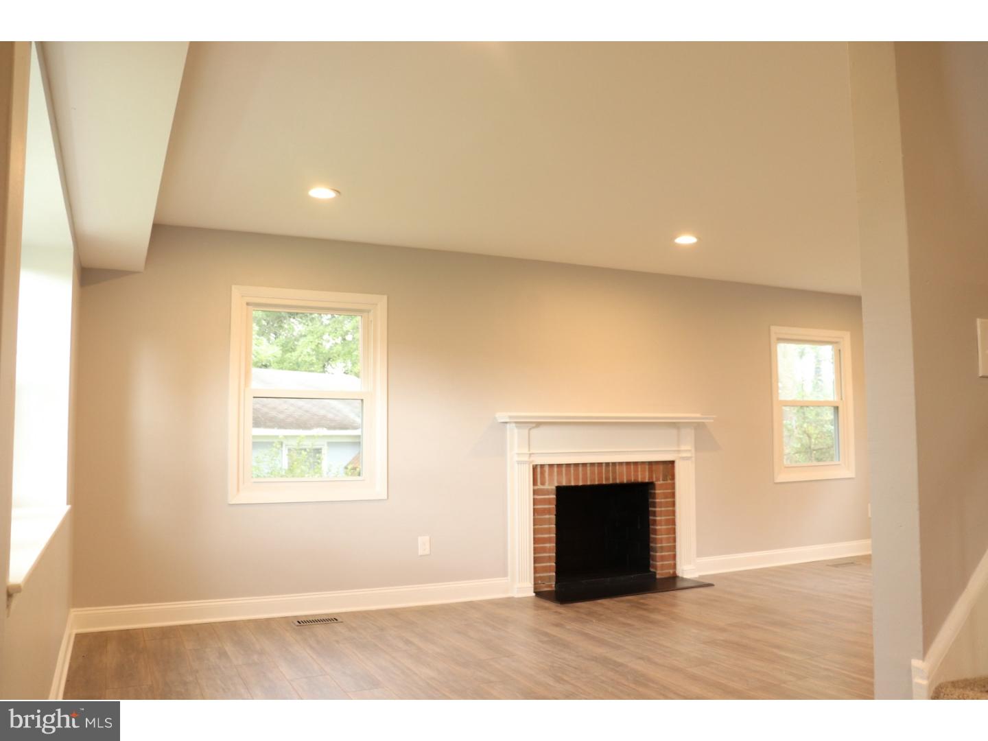 9 Crescent Road Willingboro, NJ 08046 - Photo 4 of 19 Living Room