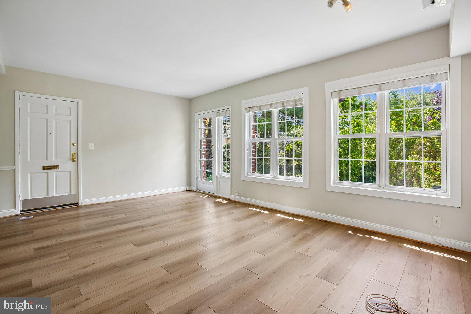 1600 Preston Road Alexandria, VA 22302 - Photo 3 of 65 Living Room
