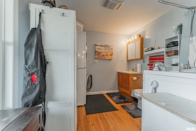 $210,000 | 103 Crestwood Drive, Lincoln, IL 62656