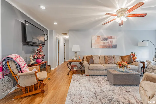 $210,000 | 103 Crestwood Drive, Lincoln, IL 62656