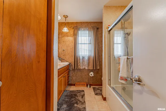 $210,000 | 103 Crestwood Drive, Lincoln, IL 62656