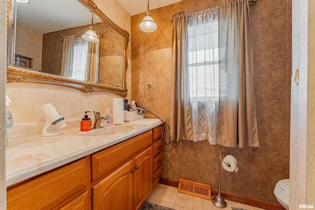 $210,000 | 103 Crestwood Drive, Lincoln, IL 62656