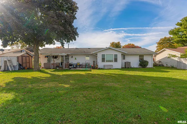 $210,000 | 103 Crestwood Drive, Lincoln, IL 62656