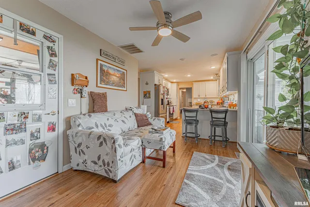 $210,000 | 103 Crestwood Drive, Lincoln, IL 62656