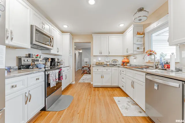 $210,000 | 103 Crestwood Drive, Lincoln, IL 62656