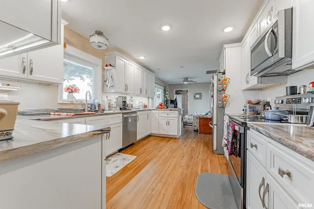 $210,000 | 103 Crestwood Drive, Lincoln, IL 62656