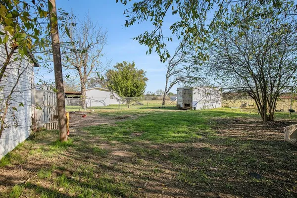 a view of yard with green space