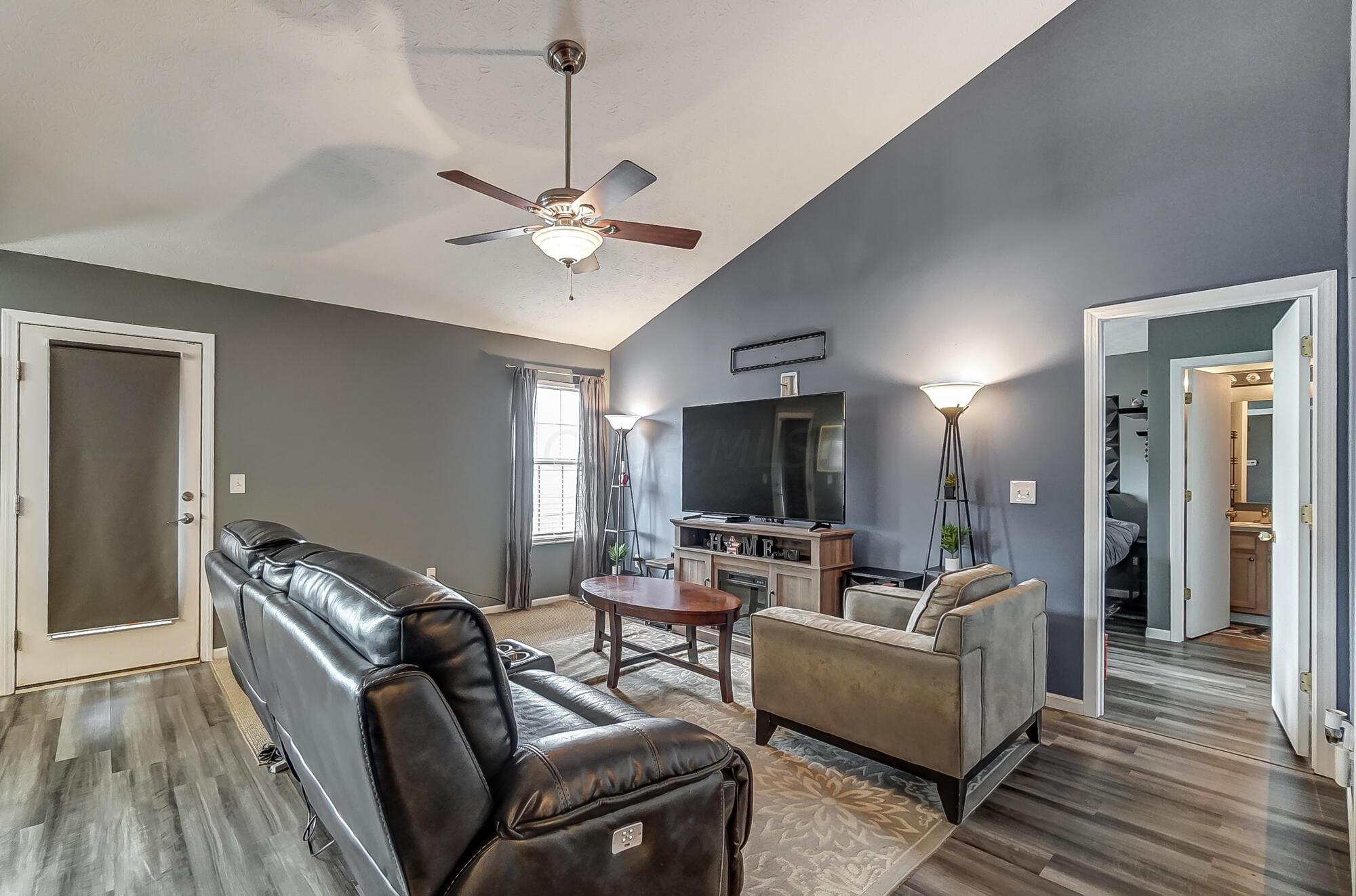 2533 Locksley Road Grove City, OH 43123 - Photo 3 of 34 Living Room