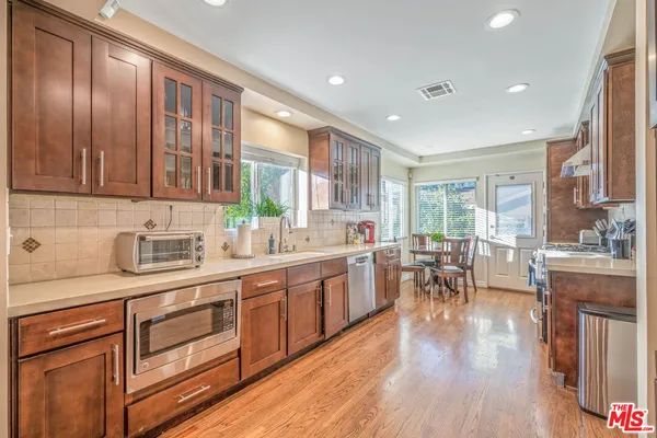 $18,950 | 5659 Corbin Avenue, Tarzana, CA 91356