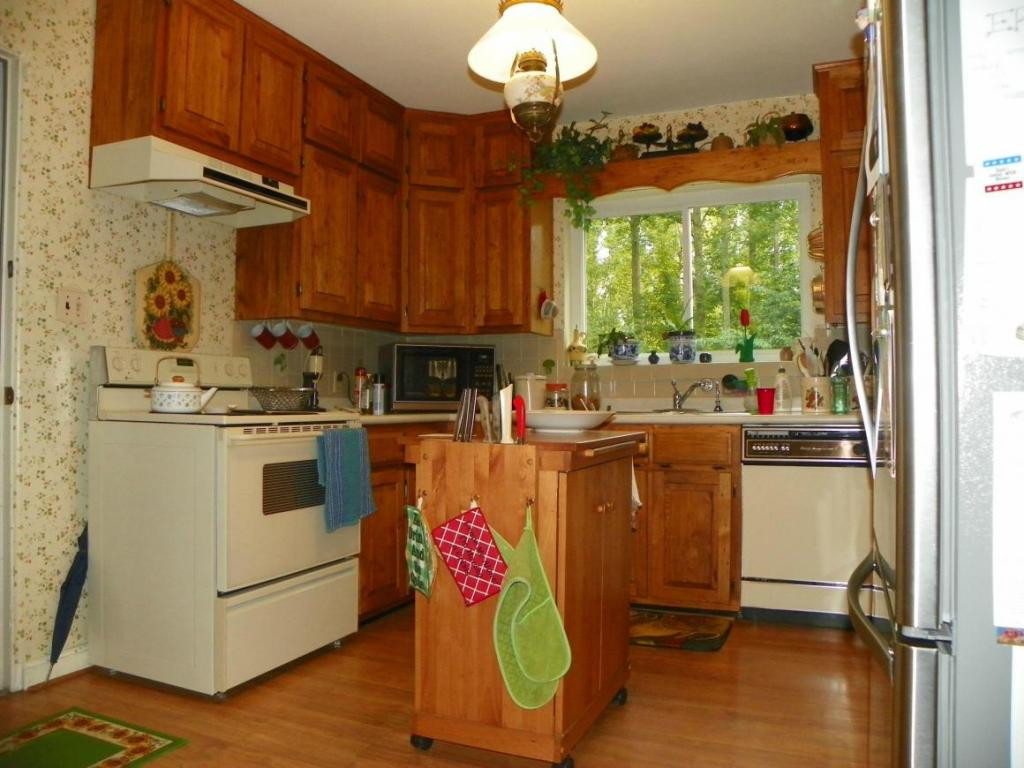 413 Robin Road Bristol, TN 37620 - Photo 7 of 19 Kitchen W Beautiful Cabinetry