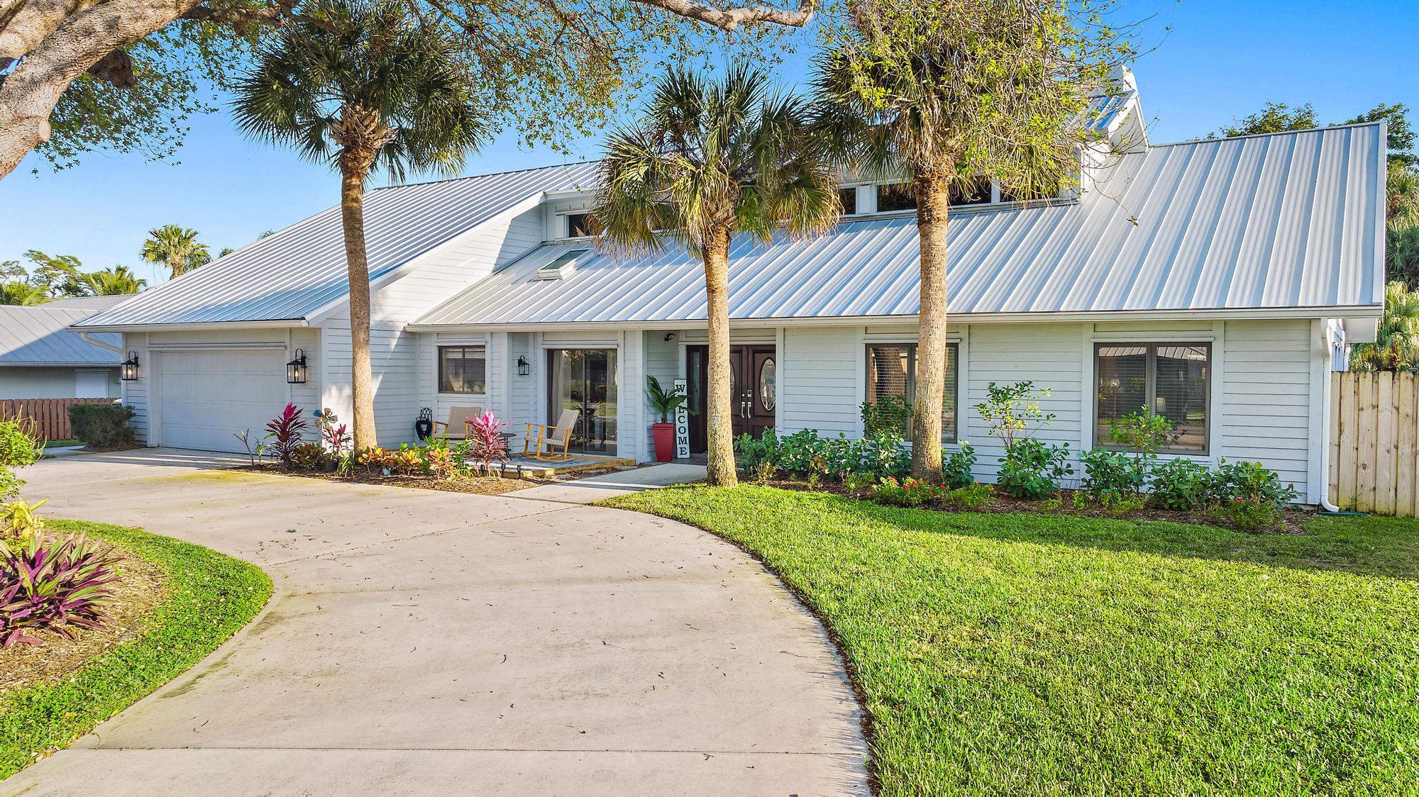 8422 Southeast Quail Ridge Way Hobe Sound, FL 33455 - Photo 38 of 42 Driveway/Entrance West Side