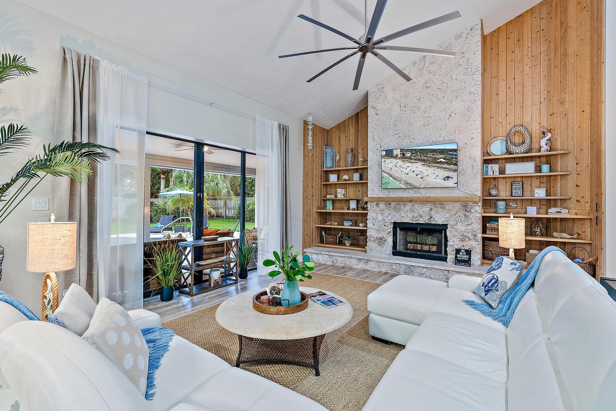 8422 Southeast Quail Ridge Way Hobe Sound, FL 33455 - Photo 5 of 42 Living Room