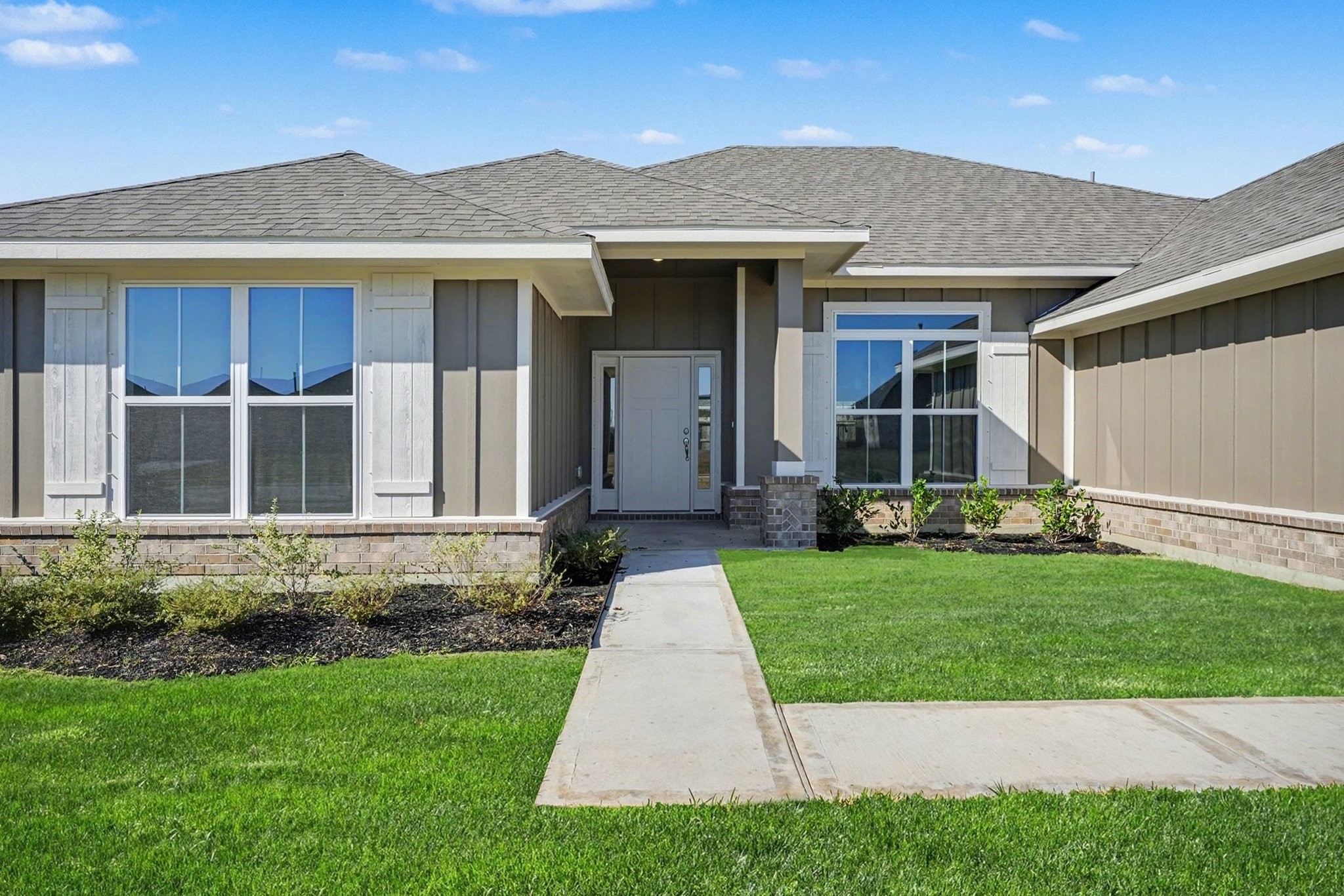 5 Keystone Court Angleton, TX 77515 - Photo 4 of 33 a front view of a house with a garden