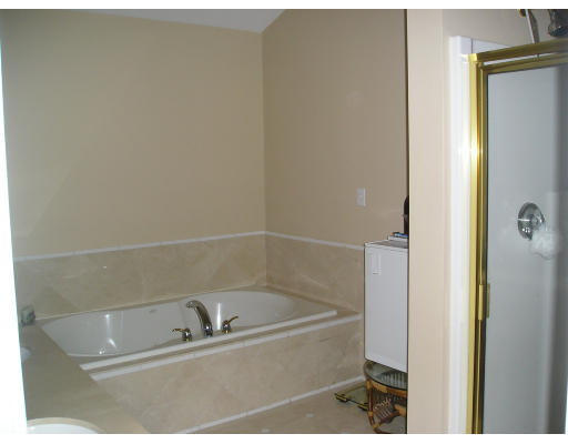 27 Tanglewood Road, Unit 2 27 Newton, MA 02459 - Photo 7 of 8