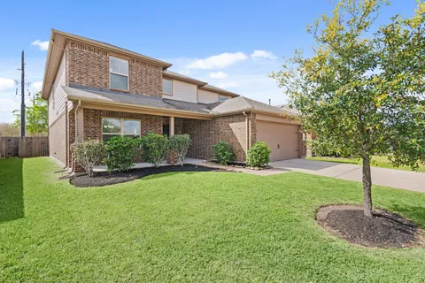 a view of a house with backyard and garden