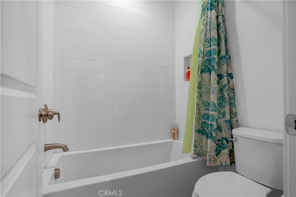 17195 Compass Drive Riverside, CA 92503 - Photo 51 of 75 a bathroom with a toilet and a bathtub