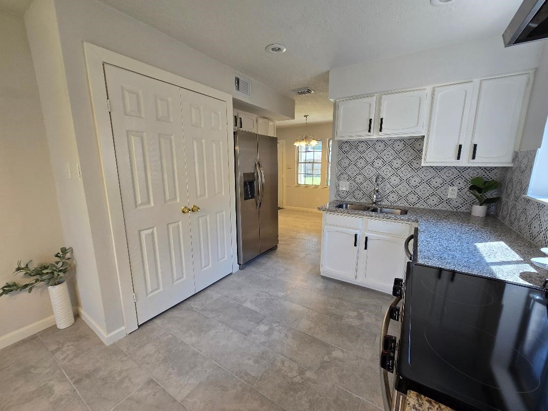 11315 Langdon Lane Houston, TX 77072 - Photo 15 of 40 Large double door pantry