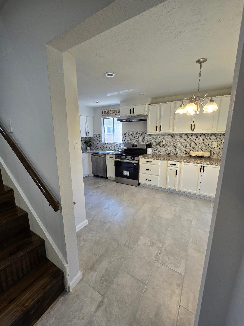 11315 Langdon Lane Houston, TX 77072 - Photo 8 of 40 Kitchen Entry