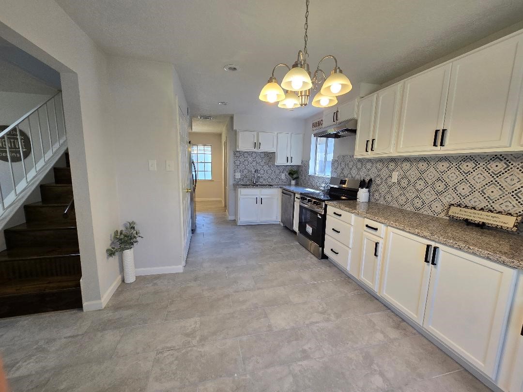 11315 Langdon Lane Houston, TX 77072 - Photo 9 of 40 Lots of Counter Space!