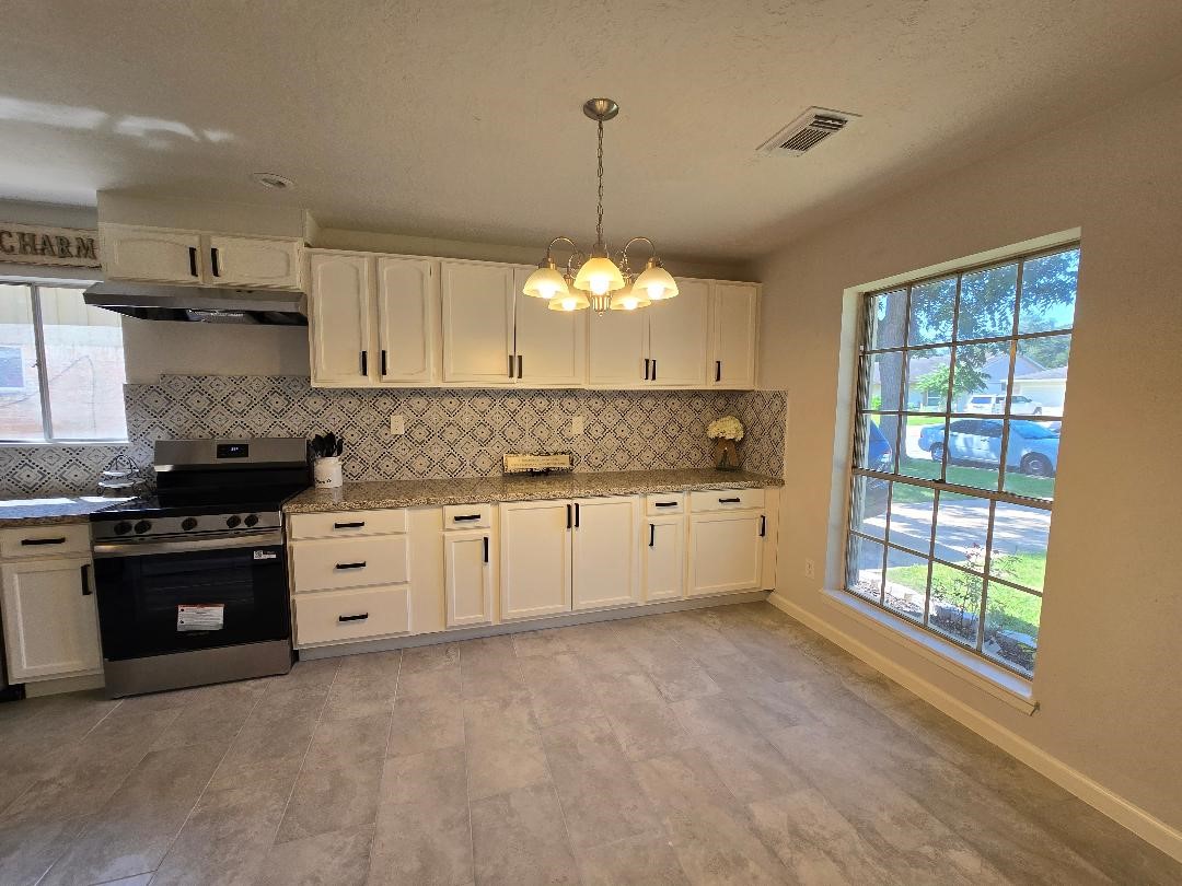 11315 Langdon Lane Houston, TX 77072 - Photo 10 of 40 Eat-in Kitchen