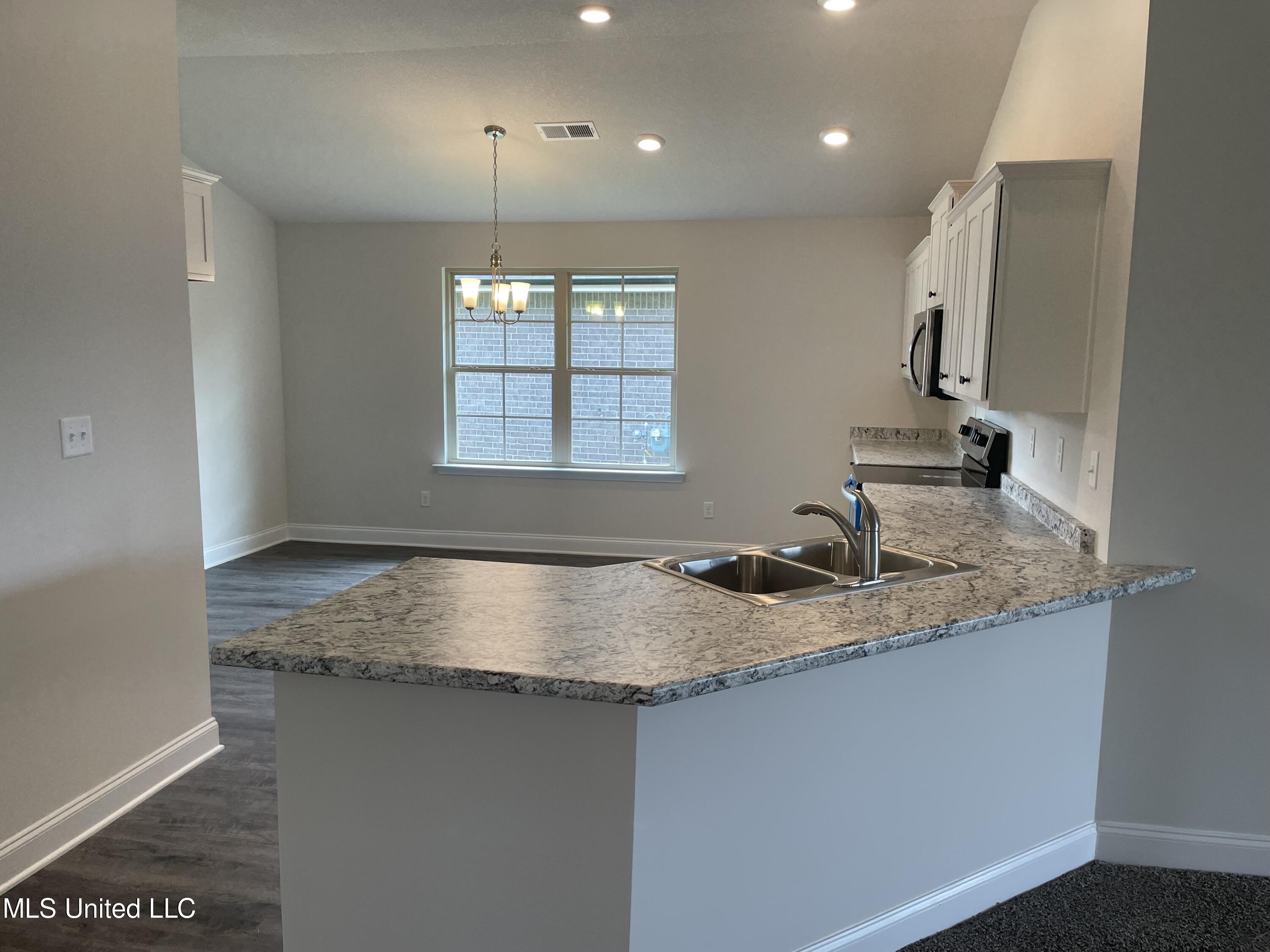 7805 Reece Drive South Southaven, MS 38671 - Photo 4 of 12 IMG_5523 (1)