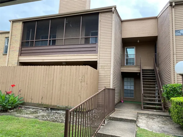 a view of a house with backyard and garden