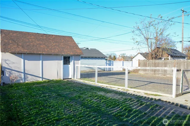 a view of a house with a backyard