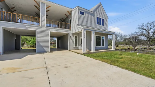 $2,100 | 895 East Mather Street, New Braunfels, TX 78130