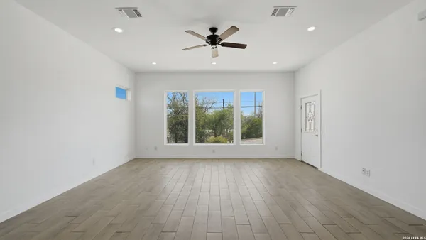 $2,100 | 895 East Mather Street, New Braunfels, TX 78130