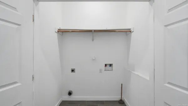 $2,100 | 895 East Mather Street, New Braunfels, TX 78130