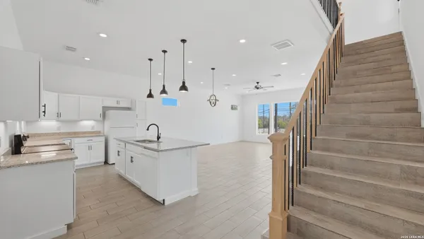 $2,100 | 895 East Mather Street, New Braunfels, TX 78130