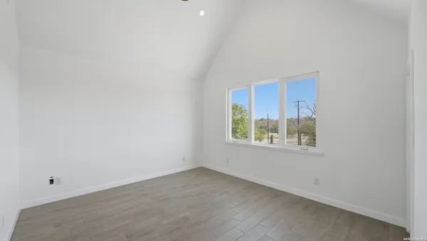 $2,100 | 895 East Mather Street, New Braunfels, TX 78130