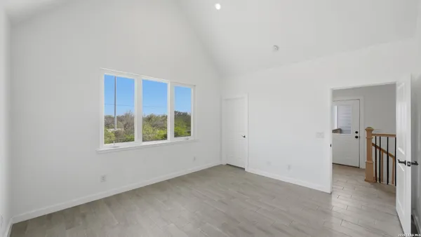 $2,100 | 895 East Mather Street, New Braunfels, TX 78130