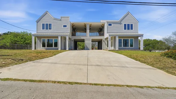 $2,100 | 895 East Mather Street, New Braunfels, TX 78130