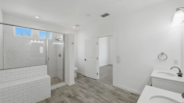 $2,100 | 895 East Mather Street, New Braunfels, TX 78130