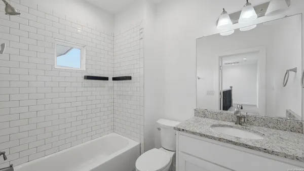 $2,100 | 895 East Mather Street, New Braunfels, TX 78130
