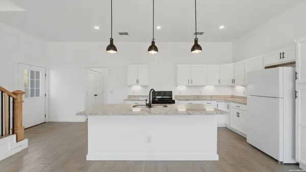 $2,100 | 895 East Mather Street, New Braunfels, TX 78130