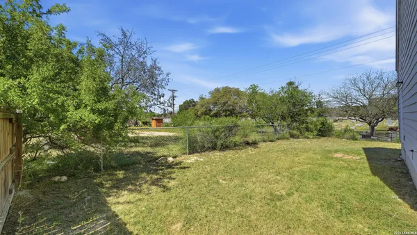 $2,100 | 895 East Mather Street, New Braunfels, TX 78130