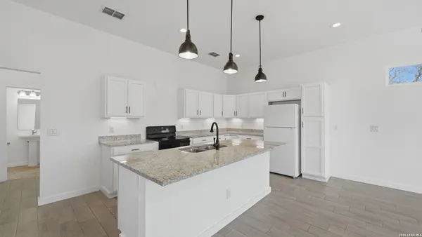 $2,100 | 895 East Mather Street, New Braunfels, TX 78130