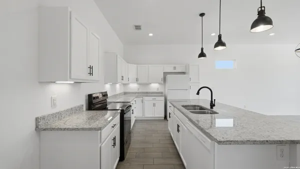 $2,100 | 895 East Mather Street, New Braunfels, TX 78130