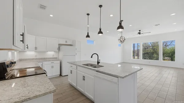 $2,100 | 895 East Mather Street, New Braunfels, TX 78130