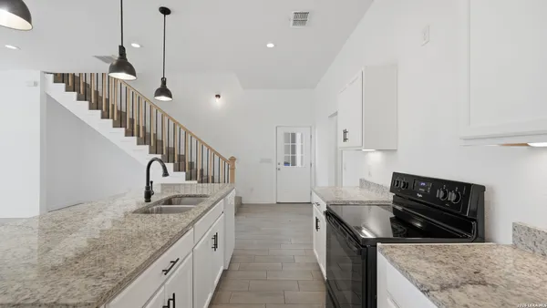 $2,100 | 895 East Mather Street, New Braunfels, TX 78130