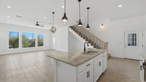 $2,100 | 895 East Mather Street, New Braunfels, TX 78130