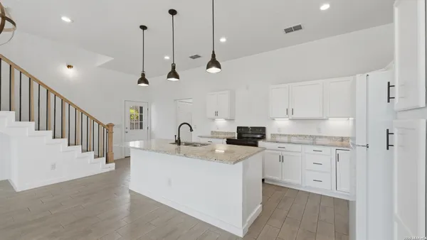 $2,100 | 895 East Mather Street, New Braunfels, TX 78130