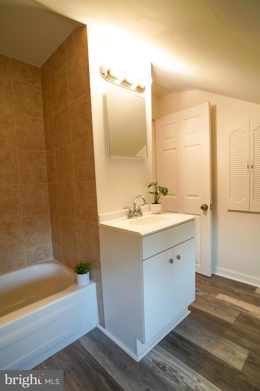 27 Inbrook Road Levittown, PA 19057 - Photo 20 of 33 Upstairs bath