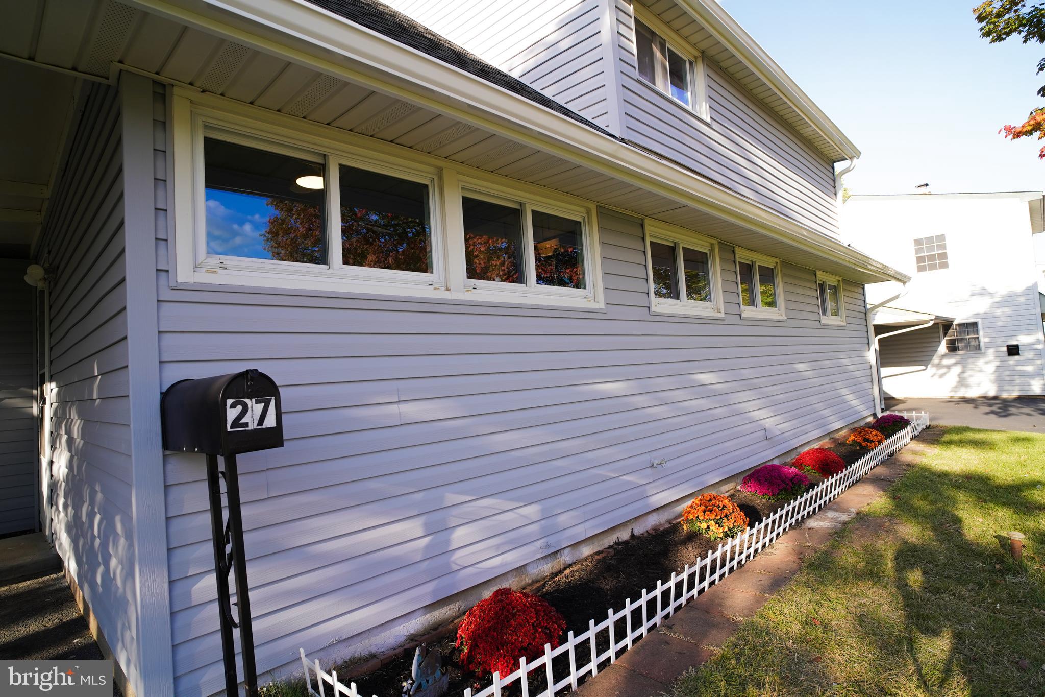 27 Inbrook Road Levittown, PA 19057 - Photo 3 of 33 Front