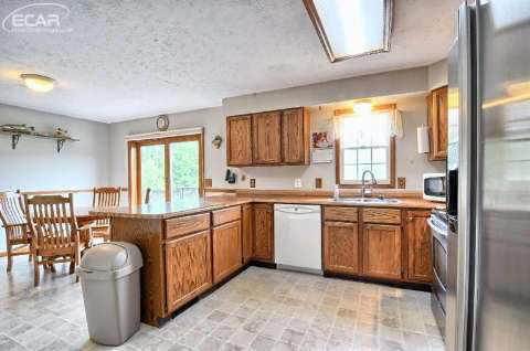 13239 Rohn Road Fenton, MI 48430 - Photo 5 of 28 20448209-4.JPG