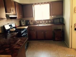 32015 Hayes Road Warren, MI 48088 - Photo 5 of 15 kitchen 2.jpg